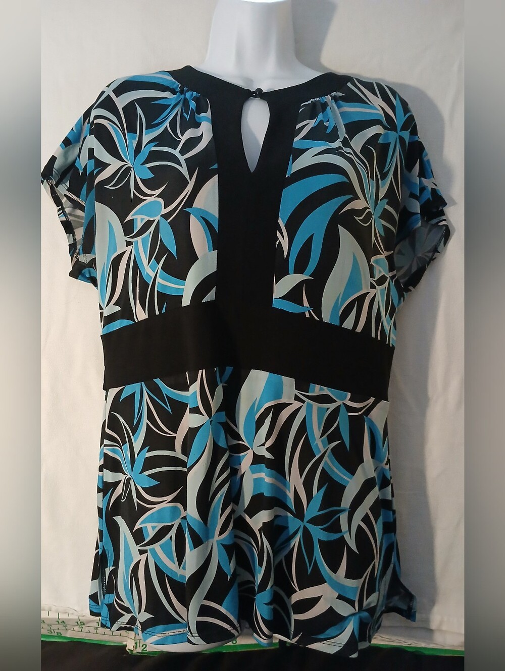 Pre-loved Forever 21 Black Floral Print Tunic with Blue Accents